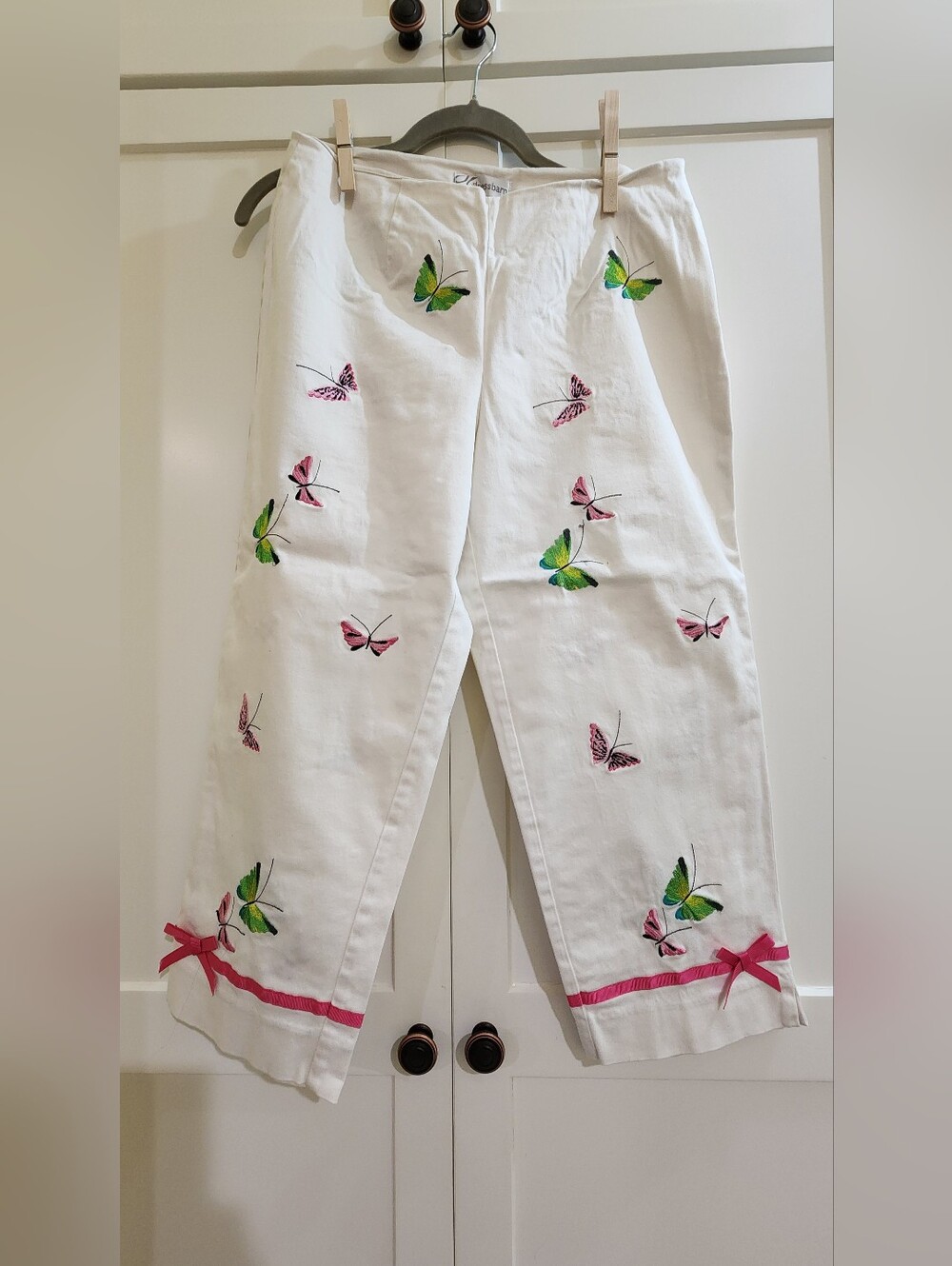 dressbarn White Cropped Pants with Pink & Green Butterfly Embroidery